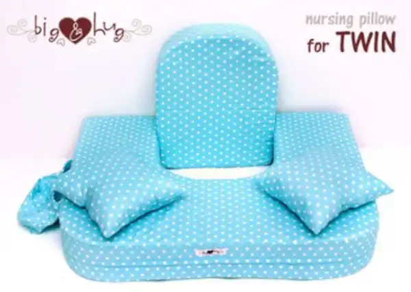 bantal menyusui bayi kembar